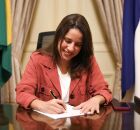 Governadora Raquel Lyra no pal&aacute;cio assinando documento 