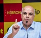 Yuri Rom&atilde;o durante coletiva de imprensa na Ilha do Retiro. Ele sa&iacute;ra do cargo em 12 de dezembro.