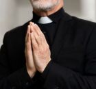 Padre &eacute; indiciado por importuna&ccedil;&atilde;o sexual ap&oacute;s den&uacute;ncia de atendente de 19 anos.