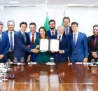 Assinatura de acordo para investimento ao Metr&ocirc; do Recife.