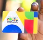 Pessoa segurando cart&atilde;o do Bolsa Fam&iacute;lia.