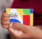 Pessoa segurando cart&atilde;o do Bolsa Fam&iacute;lia.