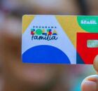 Mulher segurando cart&atilde;o do Bolsa Fam&iacute;lia.