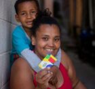 M&atilde;e e filho com cart&atilde;o do Bolsa Fam&iacute;lia.