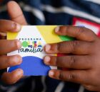 Crian&ccedil;a com cart&atilde;o do Bolsa Fam&iacute;lia.