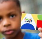 Crian&ccedil;a com cart&atilde;o do Bolsa Fam&iacute;lia.