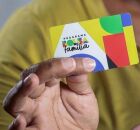 Pessoa segurando cart&atilde;o do Bolsa Fam&iacute;lia.