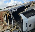 Carreta que tombou na BR-101, em Ribeir&atilde;o.