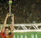 Durval, capit&atilde;o do Sport, erguendo a ta&ccedil;a da Copa do Brasil 2008.