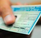 Pessoa segurando CNH.