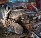 Carro destru&iacute;do ap&oacute;s colis&atilde;o frontal com caminh&atilde;o, na BR-232.