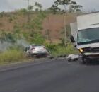 Local da colis&atilde;o entre carro e caminh&atilde;o-ba&uacute;.