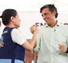 Governadora Raquel Lyra apertando a m&atilde;o de Daniel Coelho.