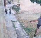 Homem disparando com arma de fogo ap&oacute;s discuss&atilde;o com vizinhos.