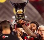 Flamengo levanta a ta&ccedil;a de Campe&atilde;o Brasileiro de 2025.