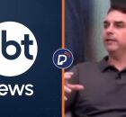 Logo do SBT News e Fl&aacute;vio Bolsonaro em entrevista a Leo Dias.