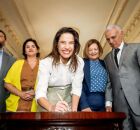 Governadora Raquel Lyra assinando um papel.