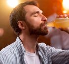 Homem bebendo cerveja. 