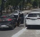 Momento em que homem &eacute; assaltado em posto de combust&iacute;vel no Recife.