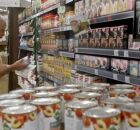 Homem fazendo compra em um Supermercado.