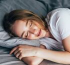 Imagem ilustrativa de uma mulher dormindo em uma cama.