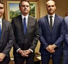 Jair Bolsonaro ao lado dos seus filhos.