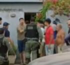 Momento em que pol&iacute;cia prende jovem de 18 anos, suspeito de esfaquear idosa.