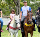 Pastor J&uacute;nior T&eacute;rcio com sua fam&iacute;lia montada em cavalos.