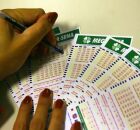 Mulher marcando cartelas da Mega-Sena.