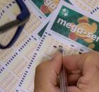 Pessoa marcando cartelas da Mega-Sena.