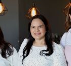 Mission&aacute;ria Michele Collins ao lado de mulheres na Confer&ecirc;ncia Plenitude da Igreja da Luz.