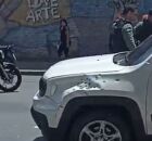 Carro alvejado ap&oacute;s confronto entre pol&iacute;cia e suspeito de roubar o ve&iacute;culo, no Recife.