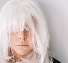 Mulher com o cabelo branco.