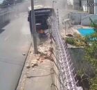 &Ocirc;nibus atingem muro de casa no Recife.