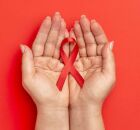 A data de 1&ordm; de dezembro mobiliza o mundo pela preven&ccedil;&atilde;o, testagem e respeito &agrave;s pessoas que vivem com HIV.