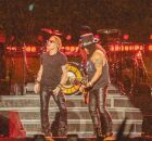 A forma&ccedil;&atilde;o atual do Guns N' Roses em turn&ecirc; mundial. Axl Rose e Slash em destaque.