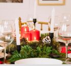 Mesa posta de Natal com elementos tradicionais em tons festivos, organizada de forma simples e acolhedora.