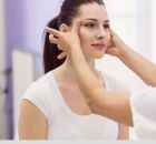 Profissional avalia paciente antes de procedimento facial, destacando a import&acirc;ncia de cuidados e seguran&ccedil;a.