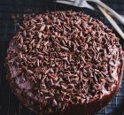 Bolo de chocolate crocante com cobertura crocante e massa macia, a combina&ccedil;&atilde;o que tem feito sucesso.