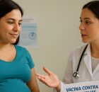 Gestante recebe informa&ccedil;&atilde;o sobre a nova vacina contra o VSR oferecida pelo SUS.