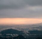 C&eacute;u fechado e chuvoso sobre S&atilde;o Paulo nesta quarta-feira, no fim da tarde, com alerta de ventos intensos e tempo inst&aacute;vel.