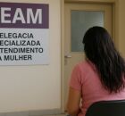 Mulher aguardando atendimento em delegacia especializada, rede de acolhimento ainda apresenta falhas graves.