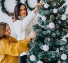 Fam&iacute;lia monta a &aacute;rvore de Natal em casa, mantendo tradi&ccedil;&otilde;es que atravessam gera&ccedil;&otilde;es.