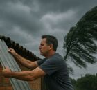 &Aacute;rvores e estruturas sofrem impacto de ventos fortes durante vendaval seco registrado na cidade de S&atilde;o Paulo.