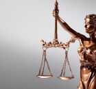 A imagem de T&ecirc;mis, de olhos vendados e balan&ccedil;a em m&atilde;os, remete ao ideal de Justi&ccedil;a aplicada de forma igualit&aacute;ria.