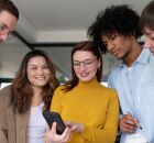 Trabalhadores consultam aplicativo para verificar direito ao abono salarial do PIS/Pasep 2026.