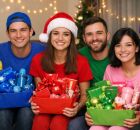 Participantes com camisetas e presentes na cor sorteada durante confraterniza&ccedil;&atilde;o do amigo secreto das cores nas redes sociais.