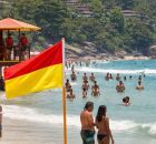 Banhistas aproveitam o mar em &aacute;rea sinalizada e com a presen&ccedil;a de guarda-vidas, seguindo orienta&ccedil;&otilde;es de seguran&ccedil;a na praia.