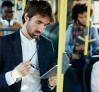 Passageiros utilizam &ocirc;nibus do transporte p&uacute;blico durante deslocamentos pela cidade.