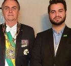 Filipe Martins, ex-assessor de Bolsonaro, ao lado do ex-presidente. 